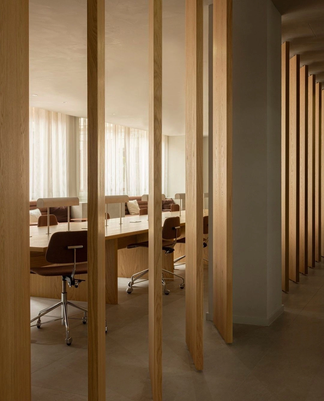 Sala de reuniones con listones de madera