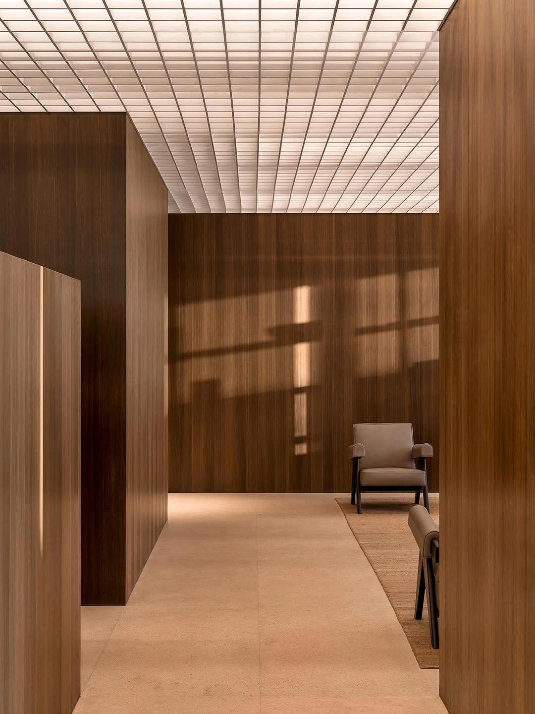 Espacio de oficina con paneles de madera